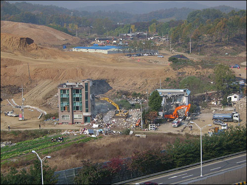 11월2일 분당쪽에서 바라본 판교 신도시 개발지역 철거현장. 우리 사회를 뒤흔드는 부동산 신드롬은 정부가 주도하는 대규모 공영개발방식의 부동산공급정책 때문이다. 